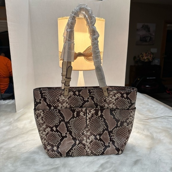 NWT  BEDFORD SNAKE EMBOSSED MED LEATHER POCKET TOTE - Picture 1 of 5